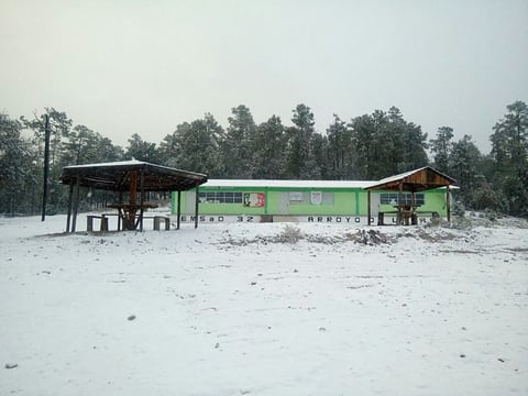 Postal del plantel EMSaD 32 en la comunidad de Lajas, municipio de Guanaceví, nevado durante la séptima tormenta invernal.