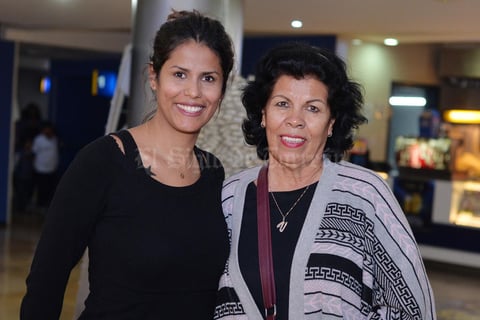 16022017 POSAN PARA LA FOTO.  Marlene y Virginia.