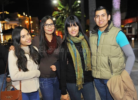 17022017 DE PASEO.  Salma, Laila, Fany y Rubén.