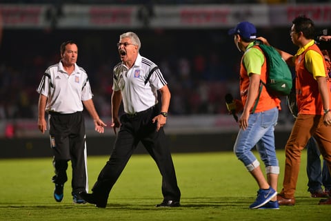 Ferretti caminó hacia la tribuna y le grita a los aficionados "van a ver cuando vayan allá (Monterrey)" y se retira.