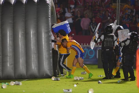 El enojo e impotencia de los locales aumentó ante la posibilidad de ubicarse últimos en la tabla del descenso en caso de que Morelia derrote a Toluca, sin que eso justifique los actos de violencia.