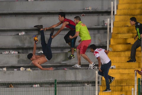 Al término del encuentro que inauguró la fecha tres, donde los felinos ganaron 3-0, seguidores escualos recorrieron algunos metros en las tribunas del inmueble para encontrarse con los regios y de inmediato comenzar la gresca con golpes y el lanzamiento de algunos objetos.