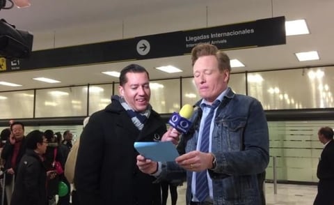 Conan O'Brien en su llegada al Aeropuerto Internacional de la Ciudad de México comentó en tono de broma que buscará asilo en México porque no cree que el programa sea del agrado de Donald Trump.