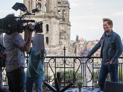 En su arribo, O'Brien grabó "Conan Sin Fronteras: Hecho en México", donde se ve el comunicador y comediante junto a la catedral de Ciudad de México.