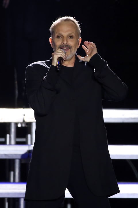 Bosé lució un atuendo por completo en negro.