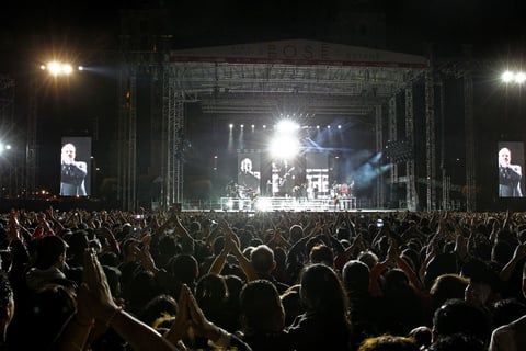 "La paz se trabaja en frentes diferentes, uno es la solidaridad, que es un músculo que tenemos muy atrofiado", mencionó también Bosé durante la noche.