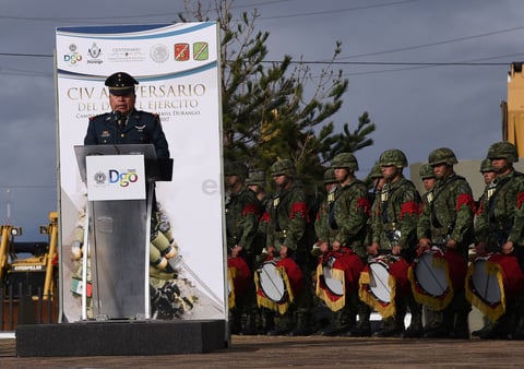 Nicolás Solís Doroteo, comandante del 5to. Cuerpo de Defensas Rurales, fue el encargado de leer el discurso alusivo al Día del Ejército Mexicano, señalando que las fuerzas militares han permitido lograr objetivos nacionales y con ello el bienestar de la ciudadanía.
