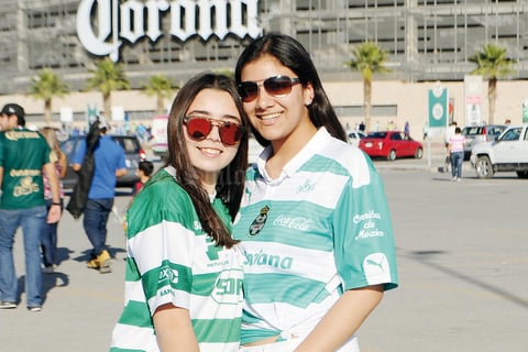 21022017 EN EL FUT.  Marcela y Ana Paula.