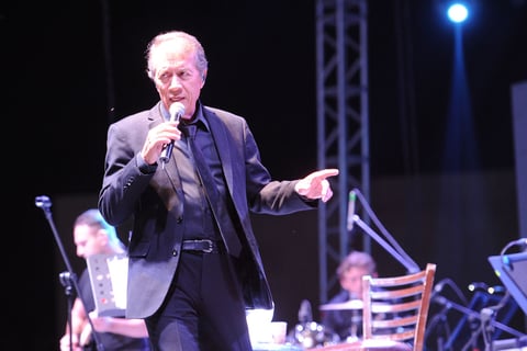 El cantante José María Napoleón tiene una fijación por las plumas y libretas que los hoteles dejan en los burós de las habitaciones, siempre se las lleva a su casa.