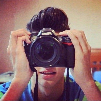 Al cantante Alan Navarro de la banda CD9 le gusta coleccionar lentes para cámaras fotográficas. En sus ratos libres capta imágenes en donde se encuentre.