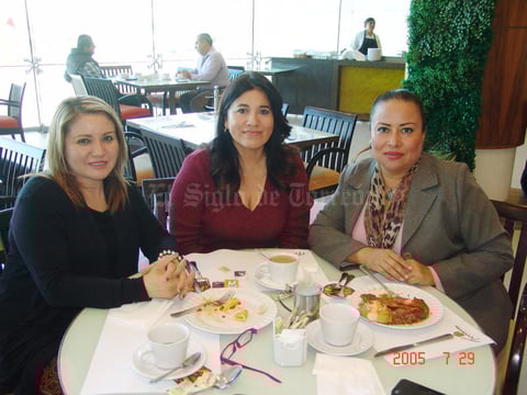 22022017 FESTEJA SU CUMPLEAñOS.  Paty Torres con Carolina Milán y Deborah Blanco.