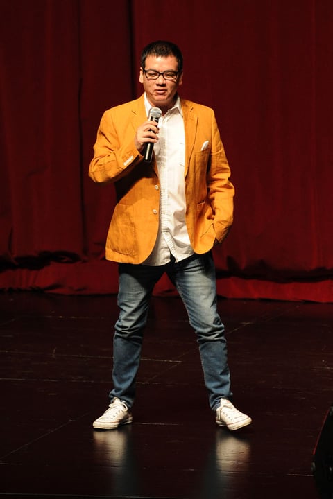 José Luis Zagar fue el siguiente invitado de la noche. Él compartió singulares anécdotas y hasta cantó a ritmo de rock and roll temas como Cuando yo era un jovencito.
