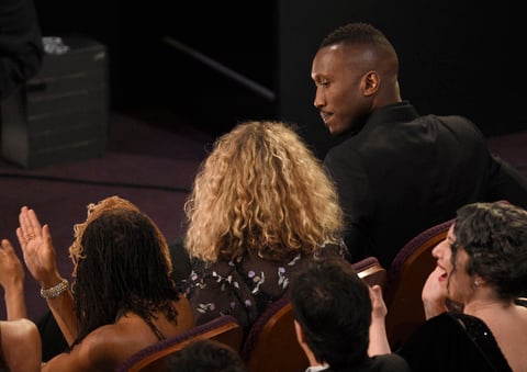 Mahershala Ali,  ganador del primer premio: Mejor Actor de Reparto.