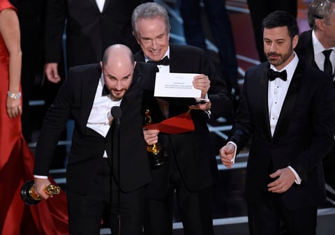 Histórica y errática noche de Premios Oscar, un error del presentador en turno acabó con las ilusiones de La La Land y su intento por ganar el premio más importante.