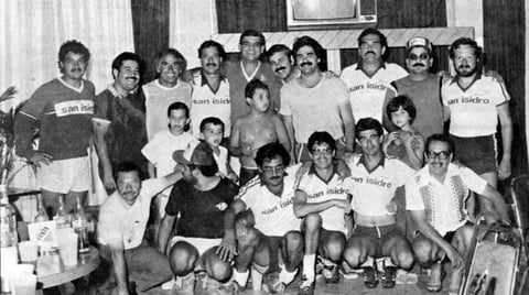 26022017 Liga de Futbol de Veteranos y Profesionistas, Lic. José de Jesús Zarzosa Garza, campeón goleador de la Segunda División del Atlético San Isidro hace algunas décadas, festejando la entrega de su trofeo como goleador. Acompañado por José Ángel Vázquez,
Alfredo Becerra, Elías “La Chuleta” Aguilar, Fernando Martínez, Jesús “Superman” Casas,
Juan Manuel y Jorge Ramírez, Ricardo Sánchez, Arturo Mata, Roberto Álvarez, Carlos
Porres, Juan Garza (f), Víctor Garza, Rosendo Ramírez, Joel J. Zarzosa y Enrique “Chino”
Yassin, en 1982.