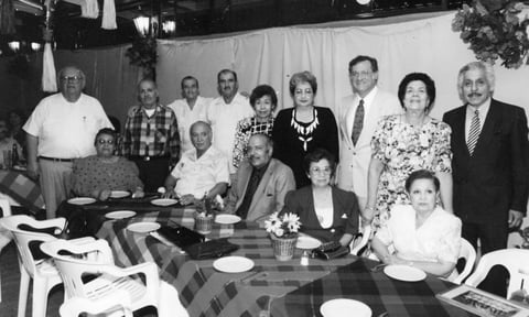 26022017 Emma Wong y Celia Félix en compañía de un grupo de amigos en julio de 1989.