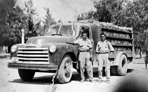 26022017 Salvador Carrillo y Nato trabajando en 1955.