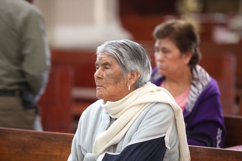 Desde temprano al interior se hicieron filas de personas de todas las edades para la imposición de la ceniza.