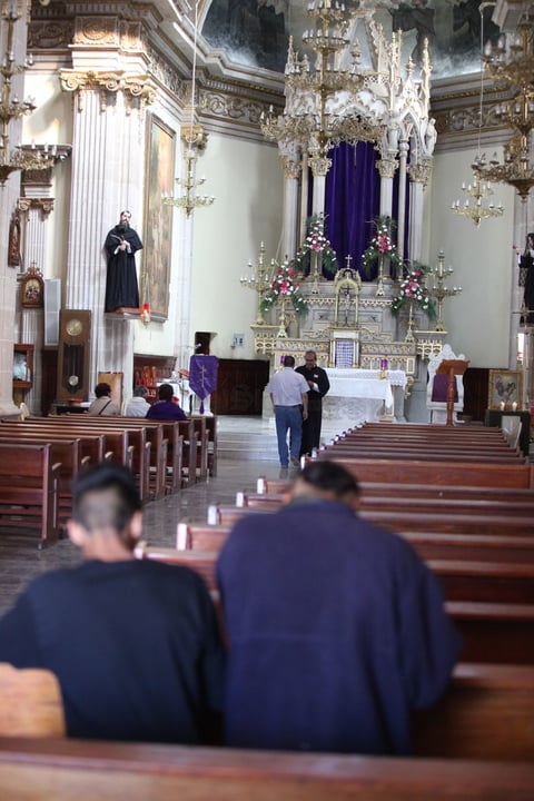 En este día la gente va a la iglesia para recibir el símbolo a través del cual se les recuerda que la vida es pasajera.