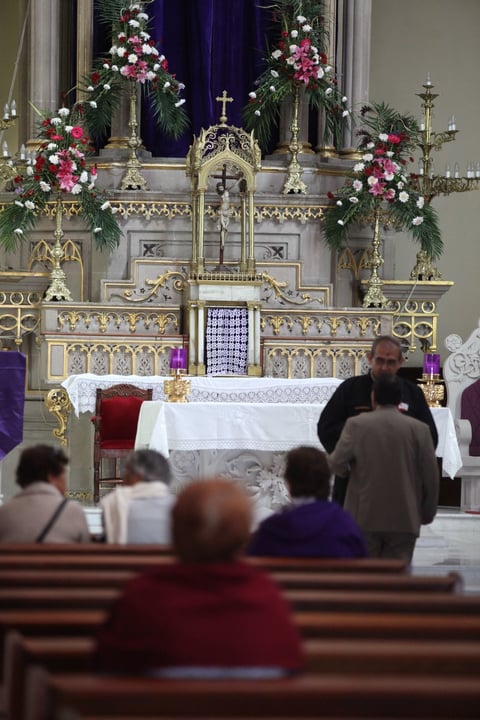 En este día la gente va a la iglesia para recibir el símbolo a través del cual se les recuerda que la vida es pasajera.