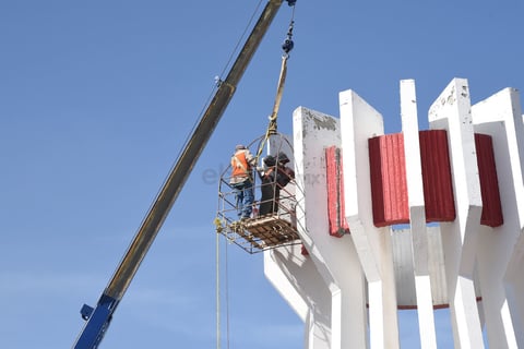 El monumento del Torreón tiene una medida de 12 metros de altura y pesa aproximadamente 18 toneladas de concreto.