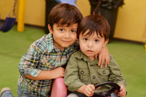 03032017 EN UNA PIñATA.  Elías y Leonardo.