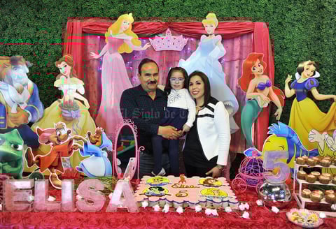 La cumpleañera con sus papás, Ignacio Salcido y Perla Matías