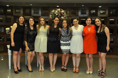 Acompañada de sus amigas