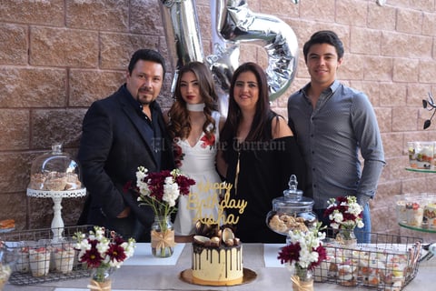 Aisha acompañada de sus papás y su hermano