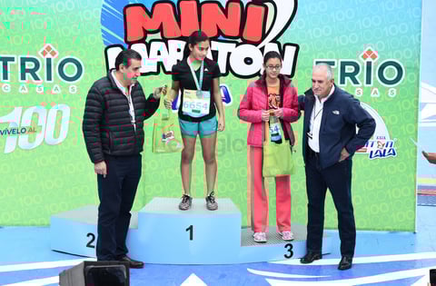 Decenas de maratonistas foráneos, procedentes de todo el país, hicieron acto de presencia en nutridos números, quienes tomaron un pequeño descanso y su tradicional cena de carbohidratos, previo a la competencia dominical.