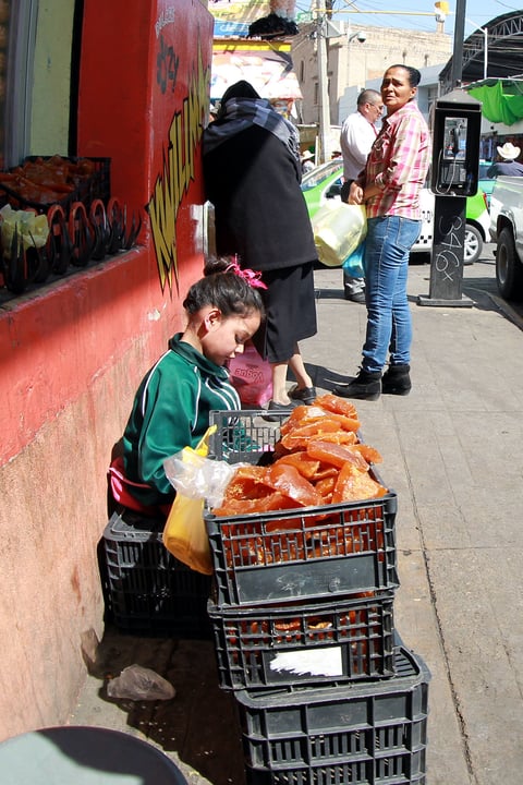 En ocasiones, la falta de un espacio adecuado para encargar a los niños, orilla a llevarlos al trabajo de sus padres.