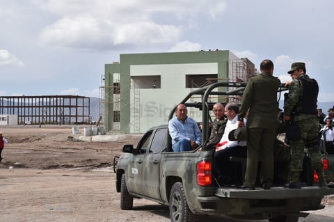 El general Salvador Cienfuegos recorrió la obra del cuartel de San Pedro.