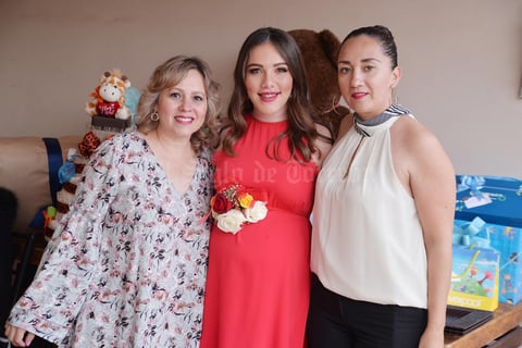 10032017 PRENATAL.  Alessandra se encuentra muy contenta por la próxima llegada de su bebé. En la imagen, la acompañan Ana Elena y Mónica.
