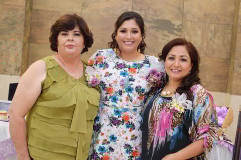 11032017 Violeta con su mamá y su suegra.