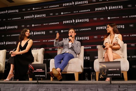 A su vez Dacre Montgomery, el ranger rojo, externó que "la historia aborda problemas que son muy normales en nuestra generación; de ahí que quienes la vean se identificarán con algo".