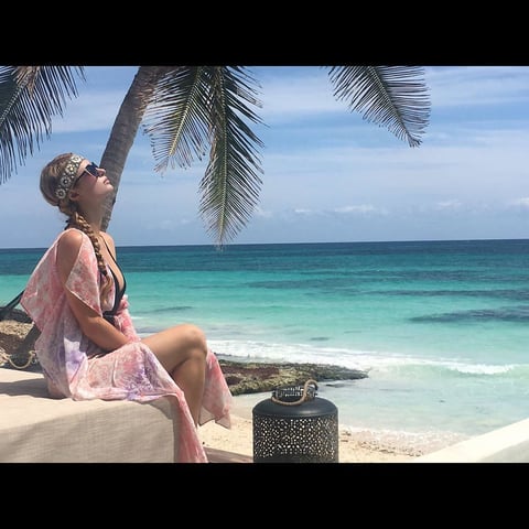 La socialité y su novio disfrutaron del bello sol y paisaje que les brindó la playa mexicana.