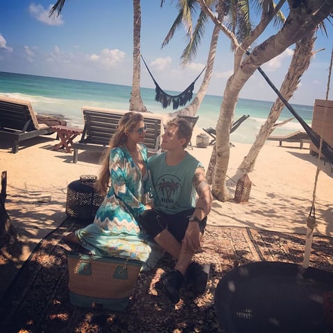 La pareja disfrutaba su estancia en la playa.