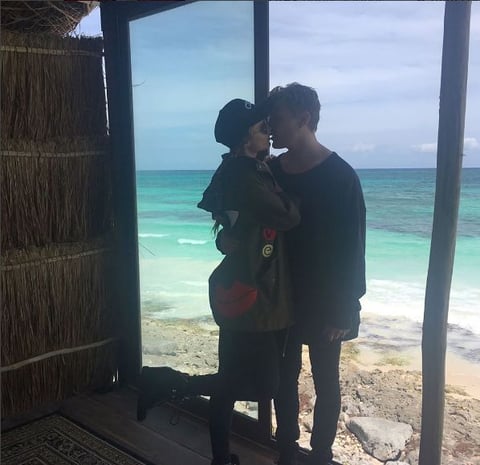 La pareja no podía evitar expresar su amor en cada fotografía.