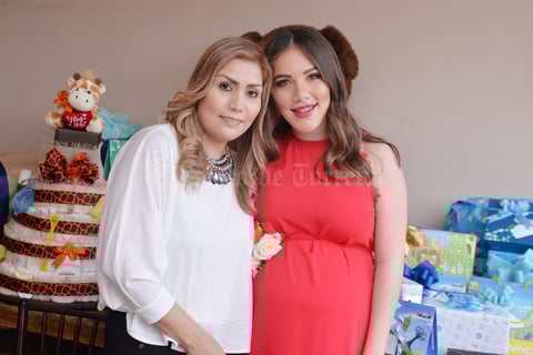 17032017 BABY SHOWER.  Alessandra en compañía de Karla.