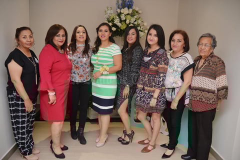 18032017 Lety, Laura, Adriana, Rocío, Cecy, Susy y Cira acompañando a la festejada.