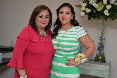 18032017 La novia en compañía de la anfitriona del festejo.