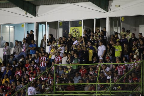 El Estadio de fútbol Francisco Zarco volvió a lucir como en sus mejores momentos, lleno hasta las "lamparas", para ser escenario perfecto para el Clásico de Leyendas.