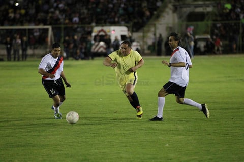 El duelo comenzó a altas revoluciones para beneplácito de la afición, que abarrotó el Francisco Zarco.
