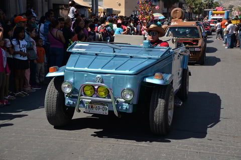 El desfile contó con carros clásicos y deportivos.