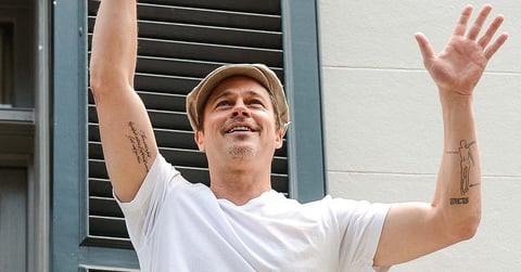 Brad Pitt es de los que llevan cierta discreción, pues sus tatuajes son sencillos y difíciles de percibir a simple vista.