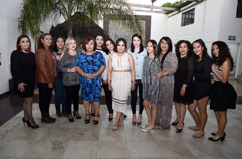 24032017 La futura novia acompañada por sus familiares.