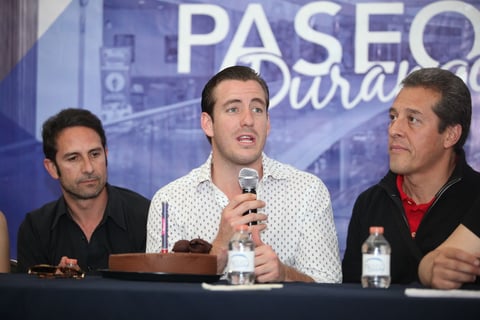 Firma de autógrafos en Paseo Durango con los actores de la obra "El fantasma del espejo".