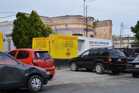 En la Bravo casi esquina con Colón, una barda "esconde" a un antiguo Torreón de casa.