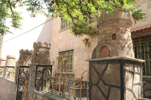 En la calzada Colón, hay una casa con varios torreones pequeños en su fachada.
