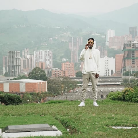 El rapero visitó la tumba del capo en Medellín.